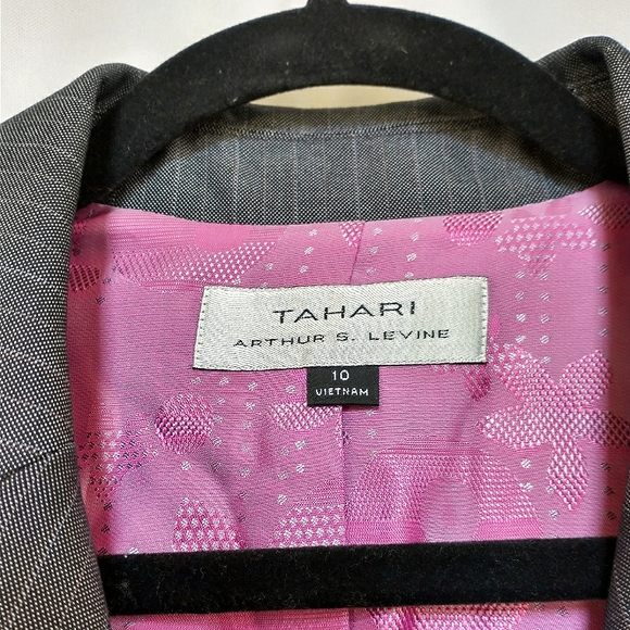 Tahari Arthur S. Levine Pinstripe Long Sleeve Grey Blazer Size 10 - Picture 3 of 8